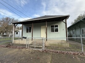 328 SE Lane Ave in Roseburg, OR - Building Photo