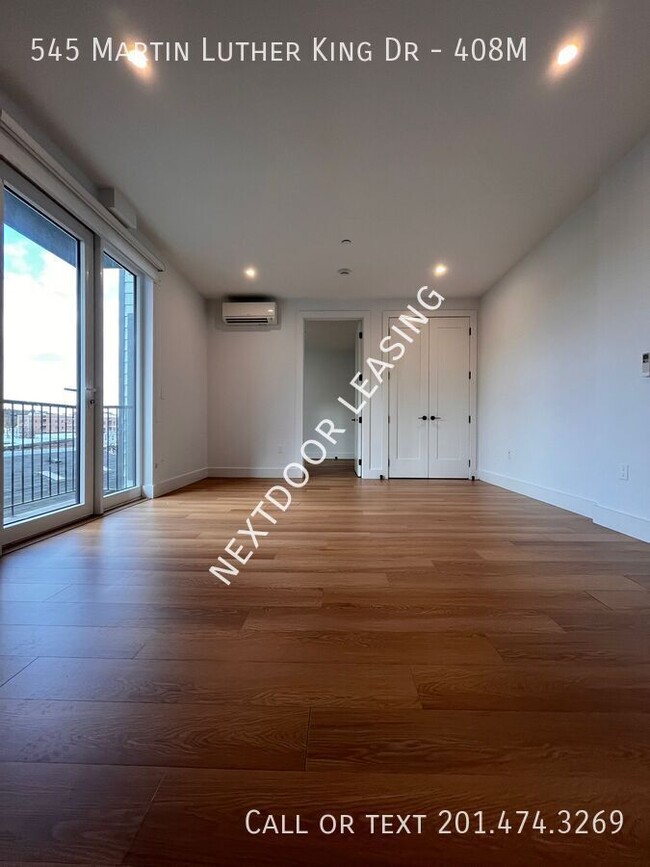 545 M.L.K. Drive in Jersey City, NJ - Foto de edificio - Building Photo