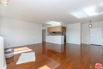 111 S Croft Ave-Unit -302 in Los Angeles, CA - Building Photo - Building Photo