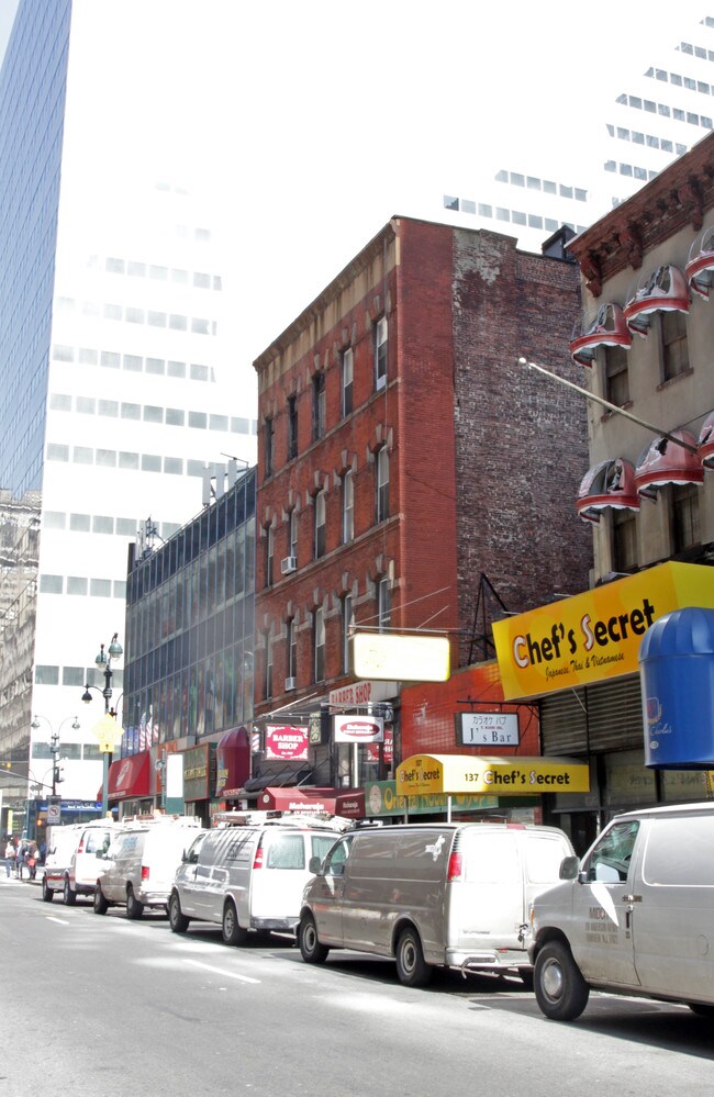 131-133 E 45th St in New York, NY - Foto de edificio - Building Photo