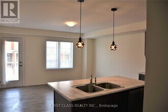 944 Balsam Ct in Milton, ON - Building Photo - Building Photo