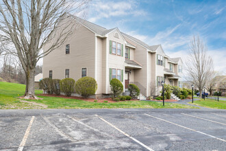 Royal Oaks in Methuen, MA - Foto de edificio - Building Photo