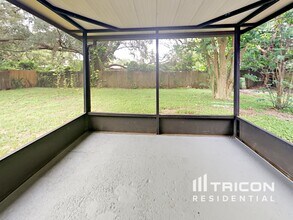 704 Falkirk Ave in Valrico, FL - Building Photo - Building Photo