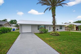 8776 SE Sandy Ln in Hobe Sound, FL - Building Photo - Building Photo