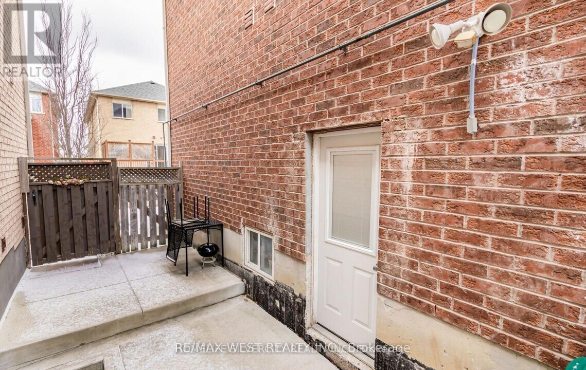 157 Hollywood Hill Cir in Vaughan, ON - Building Photo