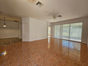 6915 Surrey Oak Dr in Apollo Beach, FL - Building Photo - Building Photo