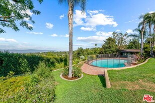 19621 Wells Dr in Los Angeles, CA - Building Photo