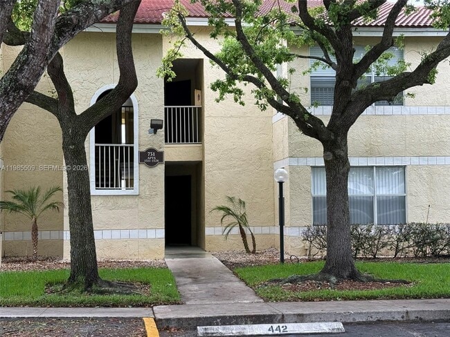 731 Vista Isles Dr in Plantation, FL - Foto de edificio - Building Photo
