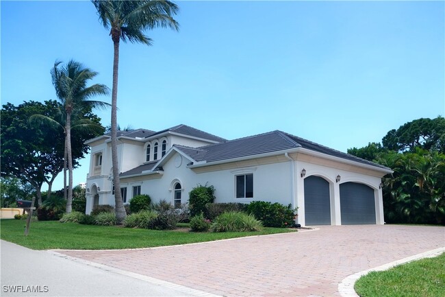 11002 Vanderbilt Dr in Naples, FL - Foto de edificio - Building Photo