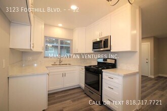 3123 Foothill Blvd, Unit 12 in Montrose, CA - Foto de edificio - Building Photo