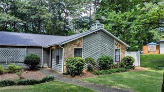 1050 Mathews Ct in Smyrna, GA - Building Photo