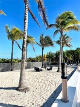 607 Ocean Dr in Key Biscayne, FL - Foto de edificio - Building Photo
