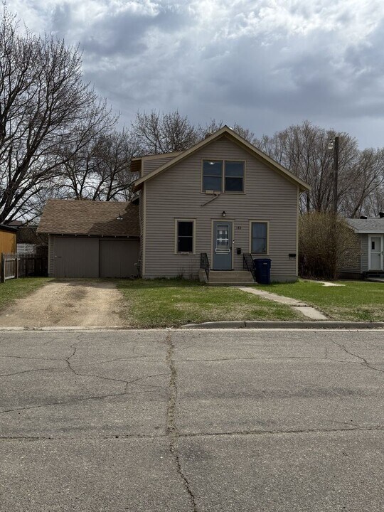 182 3rd St NE-Unit -182 1/2 in Watertown, SD - Building Photo