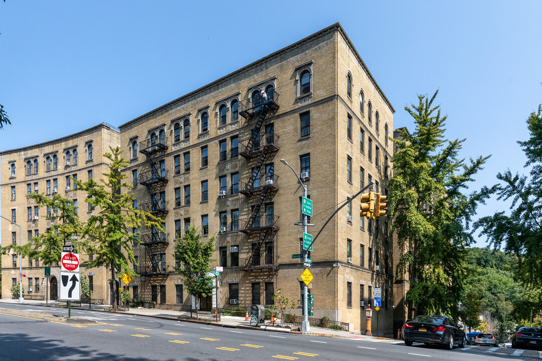 Cloister Apartments in New York, NY - Foto de edificio