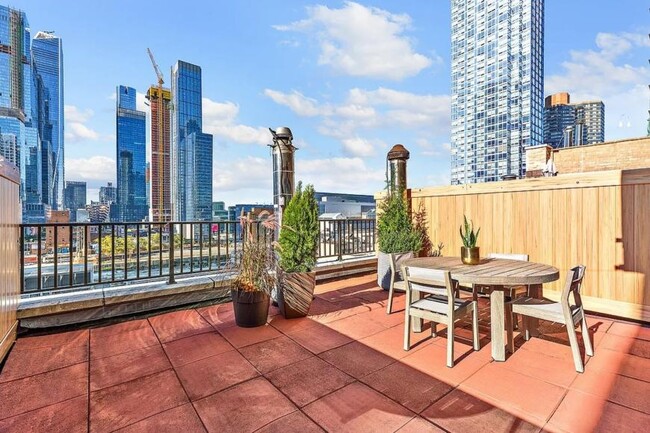 529 W 42nd St in New York, NY - Building Photo - Building Photo