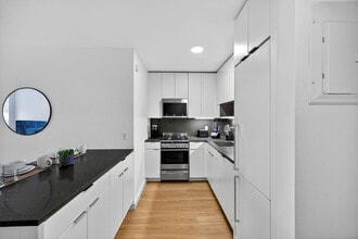 68 W 37th St in New York, NY - Building Photo - Building Photo