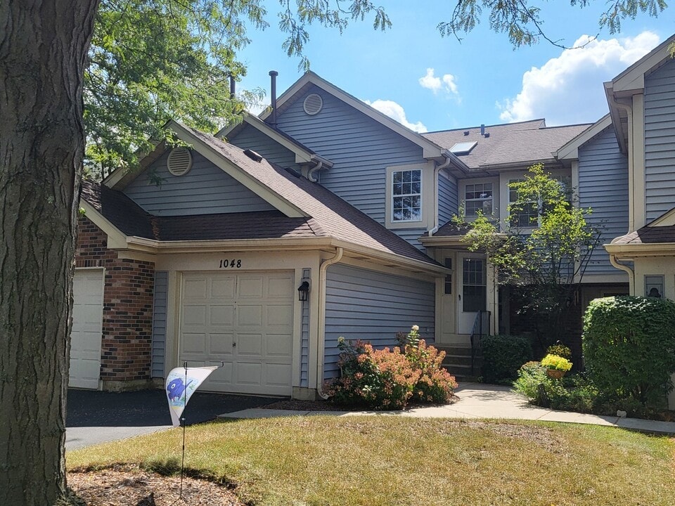 1048 Rockport Dr in Carol Stream, IL - Building Photo