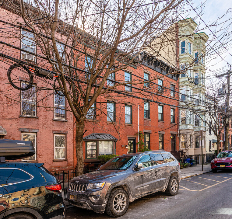 121 Bloomfield St in Hoboken, NJ - Building Photo