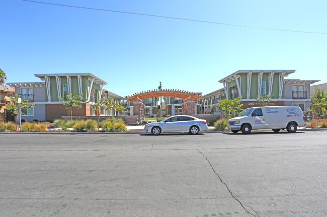 240-250 N Calaveras St in Fresno, CA - Building Photo - Building Photo