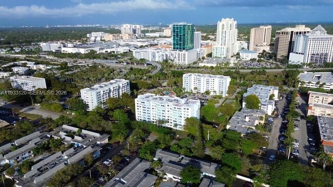 9125 SW 77th Ave in Miami, FL - Foto de edificio - Building Photo