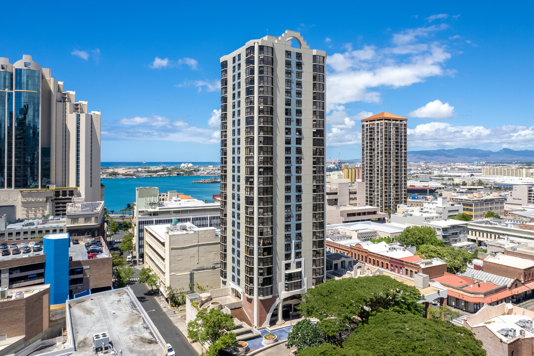 Chinatown Gateway Plaza in Honolulu, HI - Building Photo