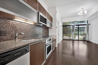 660 W Wayman St in Chicago, IL - Building Photo - Building Photo