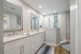 2305 Kings Lake Blvd in Naples, FL - Foto de edificio - Building Photo