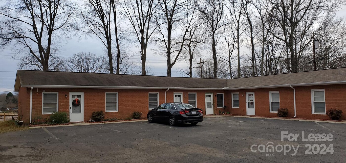 303 McLeod St in Matthews, NC - Building Photo