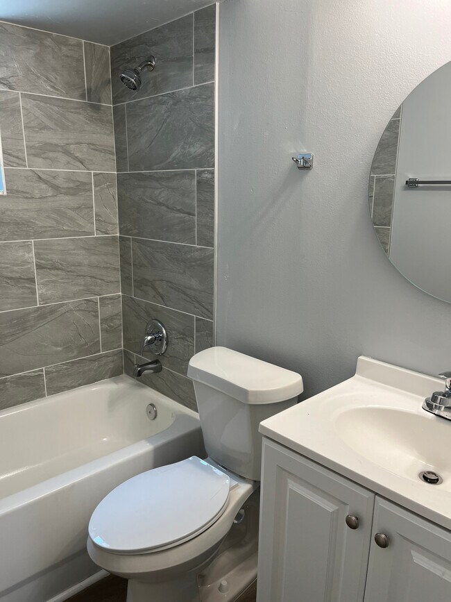 Daytona Ocean Breeze Apartments in Daytona Beach, FL - Building Photo - Building Photo