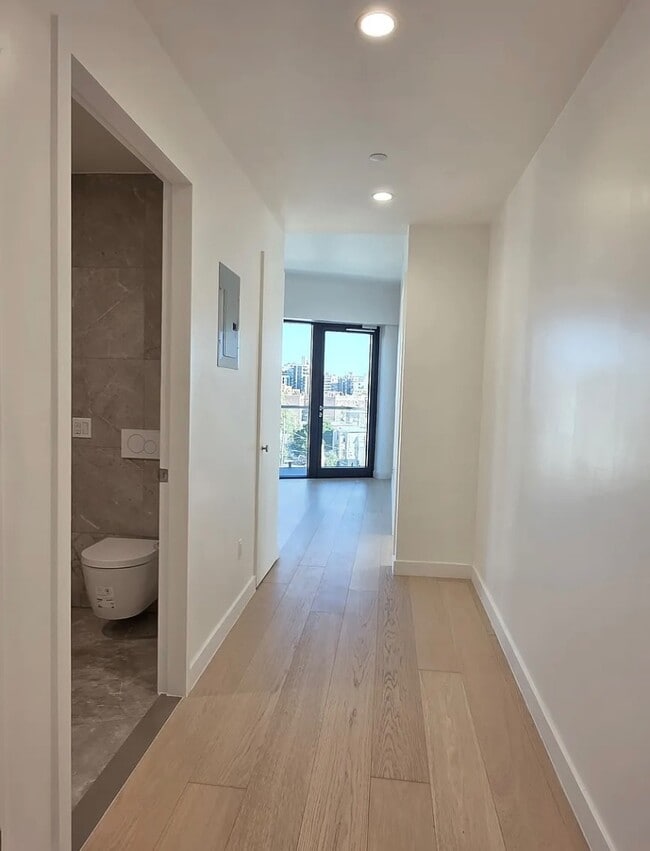 30-05 Vernon Blvd in Queens, NY - Building Photo - Building Photo