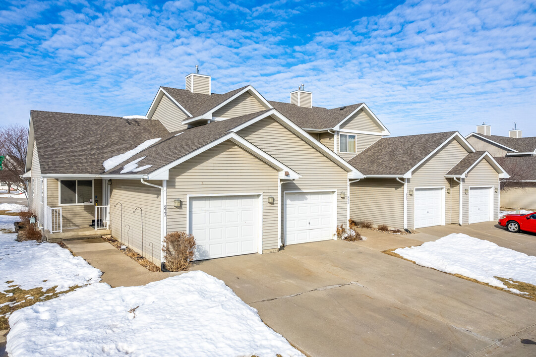 1015 10th Ave NW in Altoona, IA - Building Photo