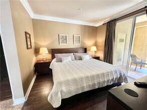 230 E Flamingo Rd, Unit 215 in Las Vegas, NV - Building Photo - Building Photo