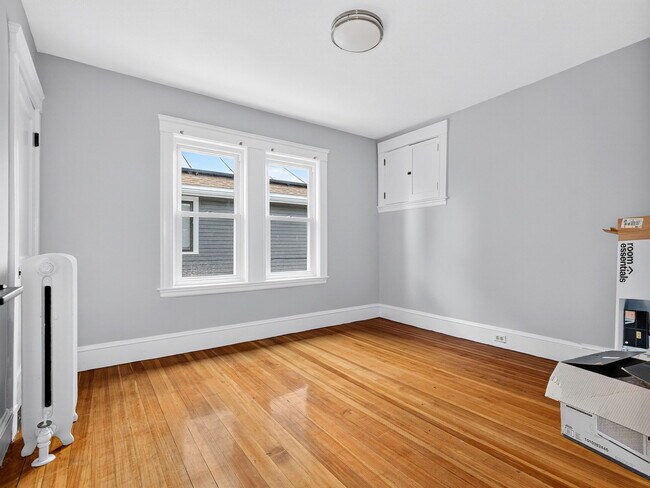 256 Main St, Unit 2 in Medford, MA - Foto de edificio - Building Photo