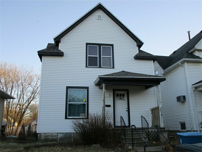 property at 905 W 6th St