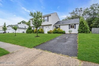 2300 Oak Knoll Dr in Toms River, NJ - Building Photo - Building Photo