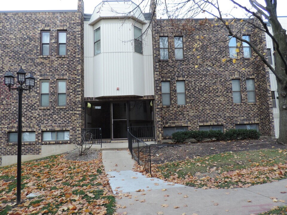 2275 Country Club Dr in Woodridge, IL - Building Photo