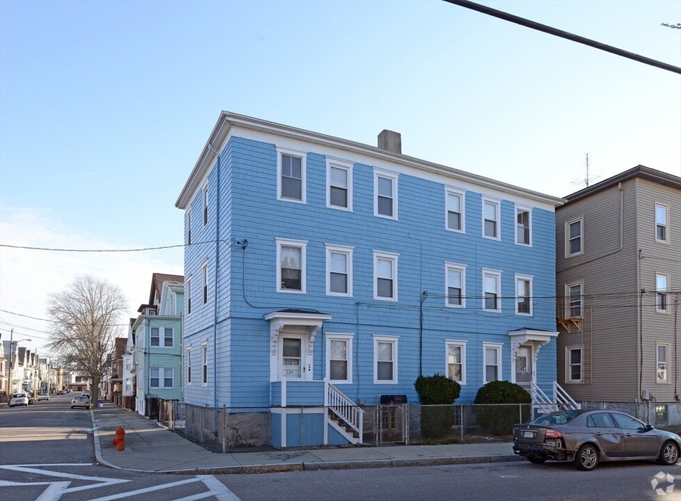 124 Crapo St in New Bedford, MA - Building Photo