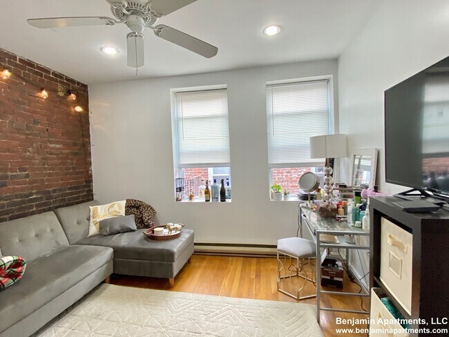 4 Cleveland Pl, Unit 12 in Boston, MA - Building Photo - Building Photo