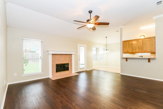 621 Pleasant Valley Dr in Burleson, TX - Building Photo - Building Photo