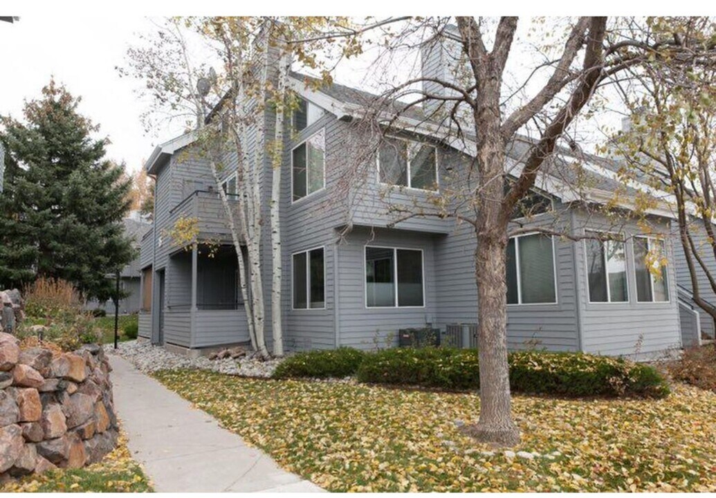 8500 E Jefferson Ave in Denver, CO - Building Photo