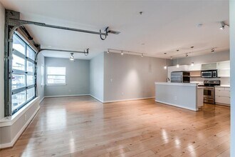 1111 S Akard St in Dallas, TX - Foto de edificio - Building Photo