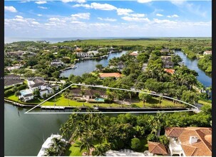 695 Solano Prado in Coral Gables, FL - Building Photo - Building Photo