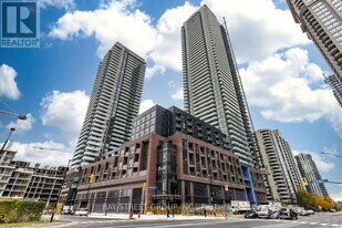 430 Square One Dr in Mississauga, ON - Building Photo