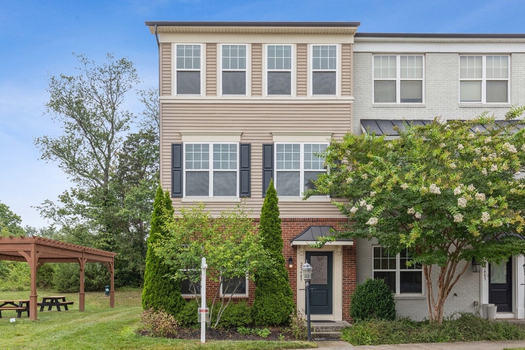 25485 Feltre Ter in Chantilly, VA - Building Photo