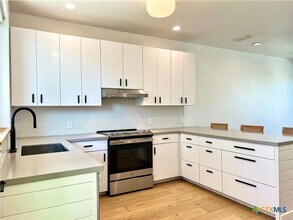 1903 Dutton Dr in San Marcos, TX - Foto de edificio - Building Photo