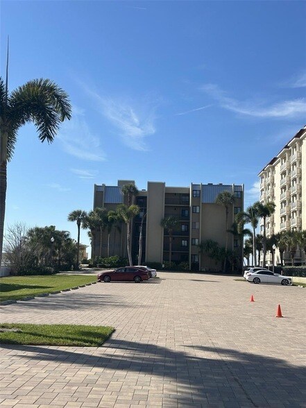 17710 Gulf Blvd, Unit 102 in Redington Shores, FL - Building Photo