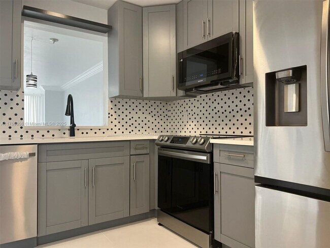 7740 NW 50th St, Unit 507 in Lauderhill, FL - Building Photo - Building Photo