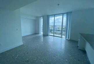 185 SW 7th St, Unit 1500 in Miami, FL - Foto de edificio - Building Photo