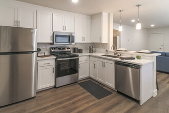 Aero Apartments in Davis, CA - Foto de edificio - Building Photo
