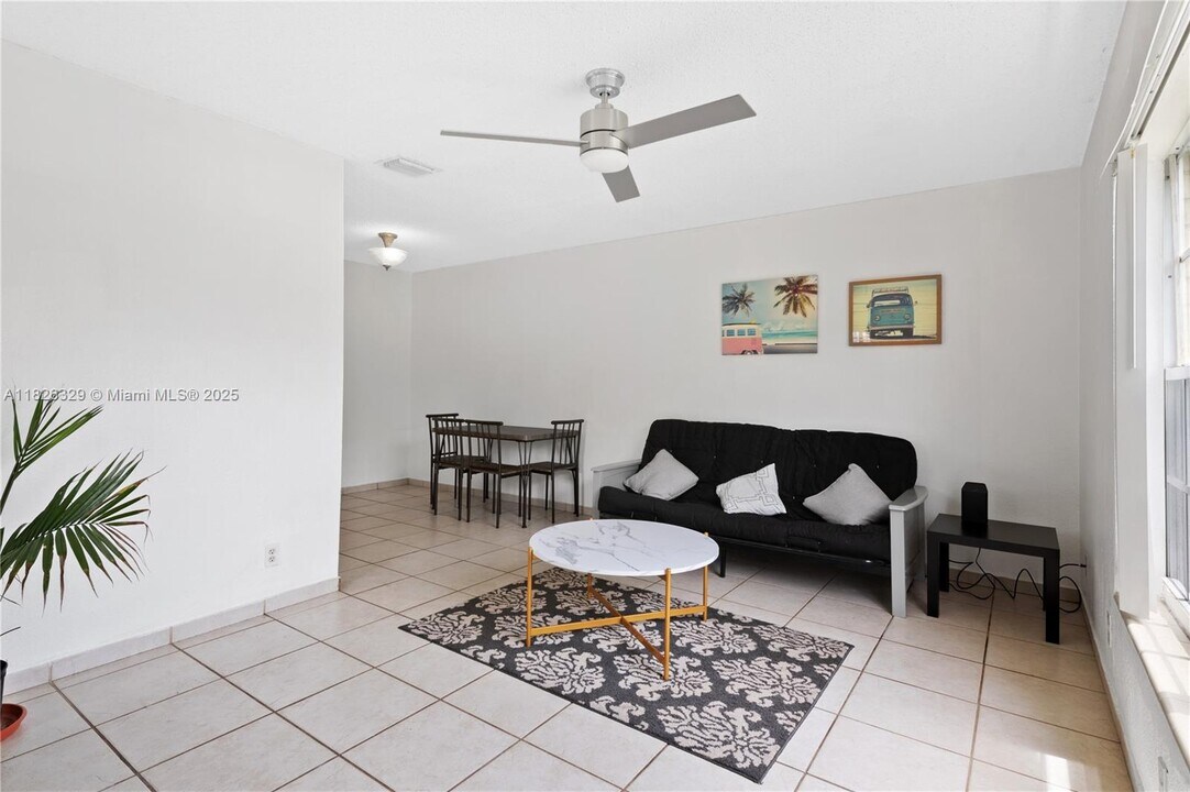 1230 NW 7th Terrace-Unit -1 in Fort Lauderdale, FL - Foto de edificio